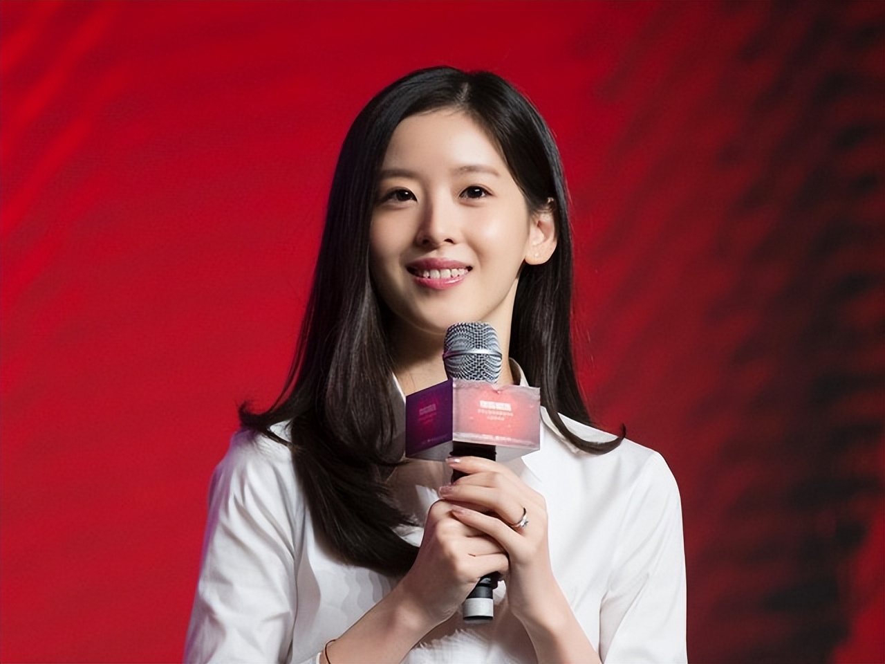 章泽天，嫁给刘强东7年，她的聪明让人刮目相看