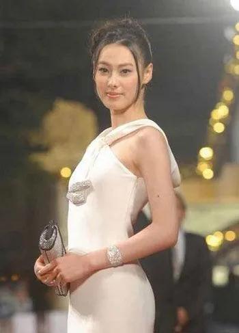 梁洛施：为李泽楷生3子，拿40亿分手费，直言喜欢又肥又矮的男人