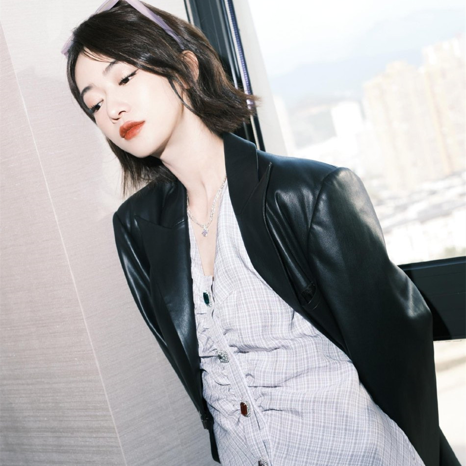 吴谨言晒窗边六宫格随拍 穿黑西装搭配马丁靴酷飒有气场 ​​​