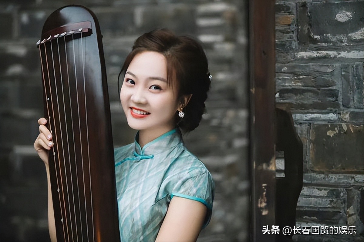 23岁林妙可近照曝光，怀抱古琴端庄优雅，昔日童星美出新高度