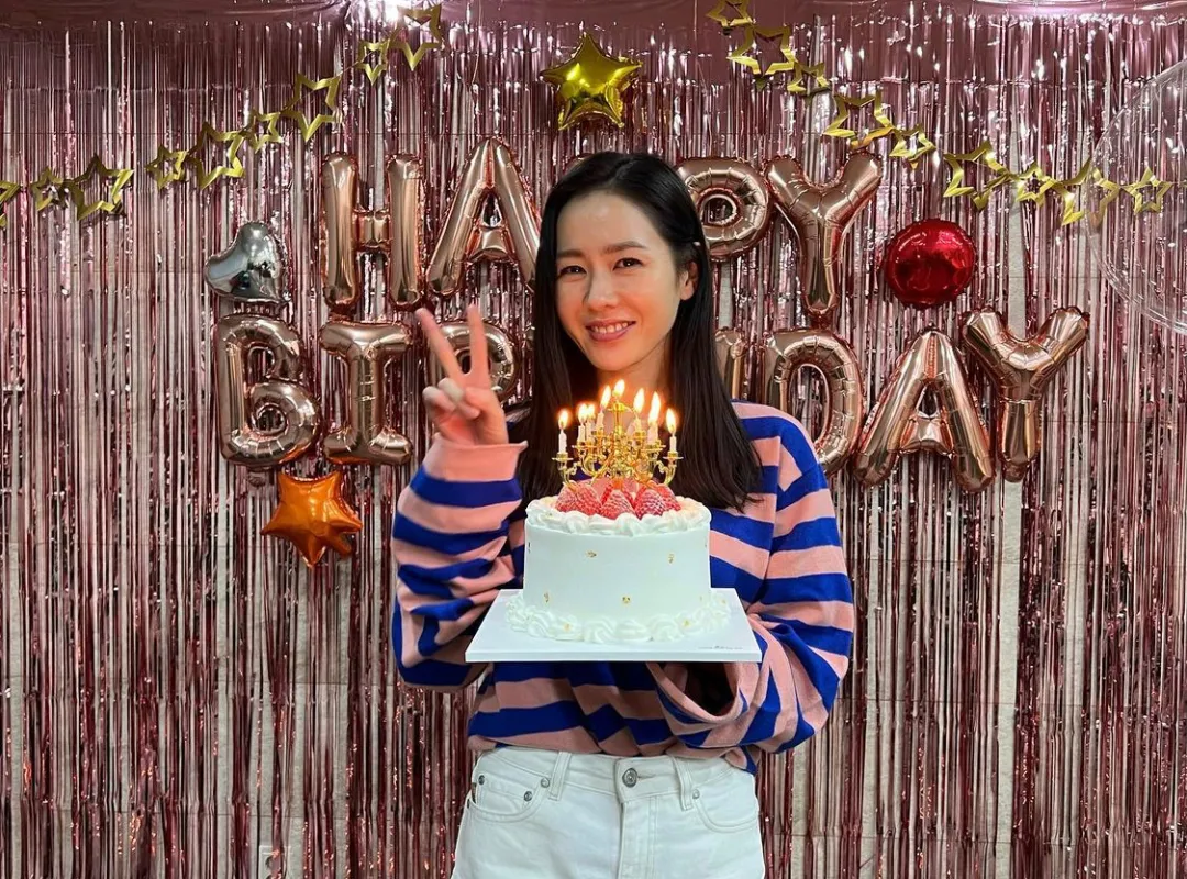 恋爱两年感情无异常!网友晒签名认证目击顶级演员情侣同住民宿