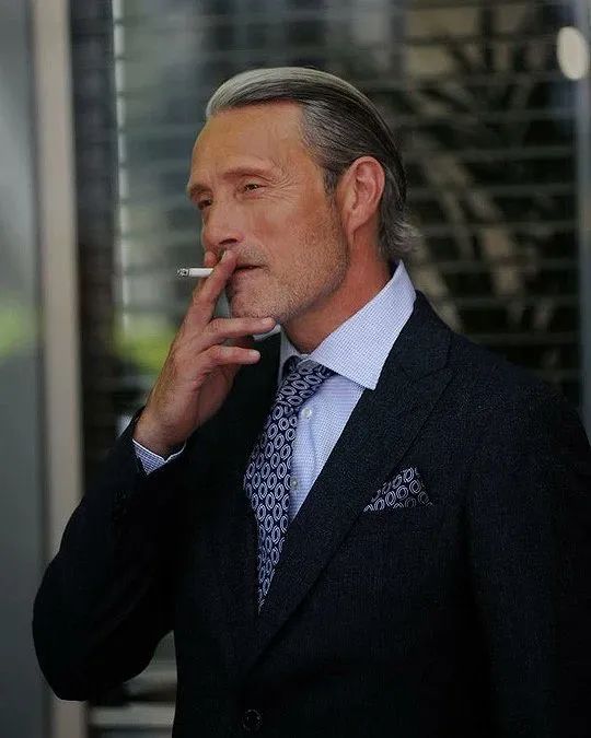 今日份舔屏！麦子叔出席米兰时装周街拍，气场绝了