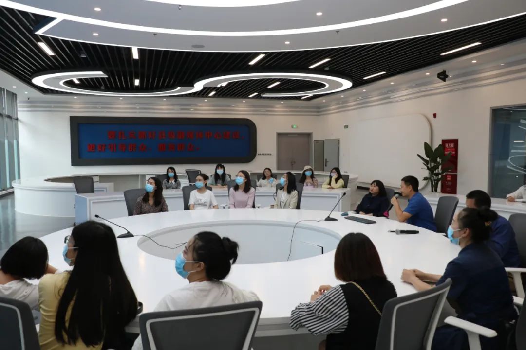 双流区实验小学外国语学校全体教师受邀到区融媒体中心参观学习