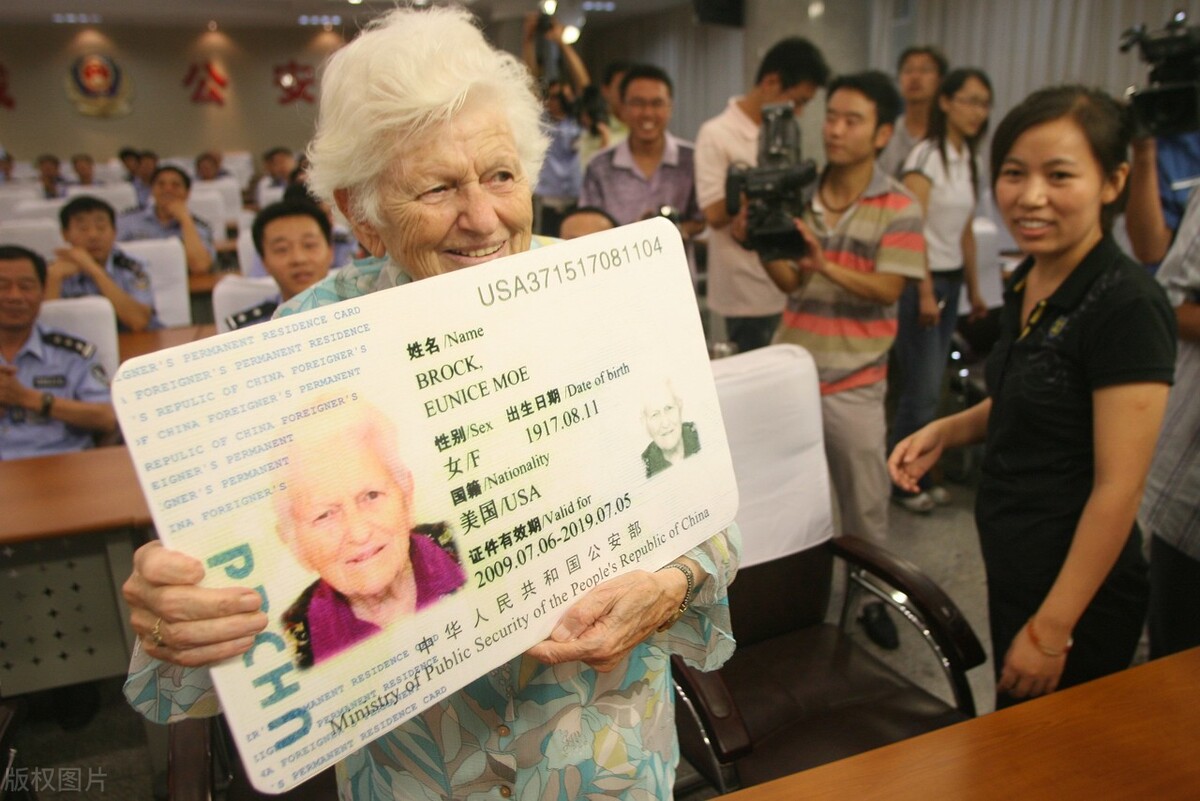 外国人拿到中国“绿卡”后，身份证上写什么民族？三种方案任你选