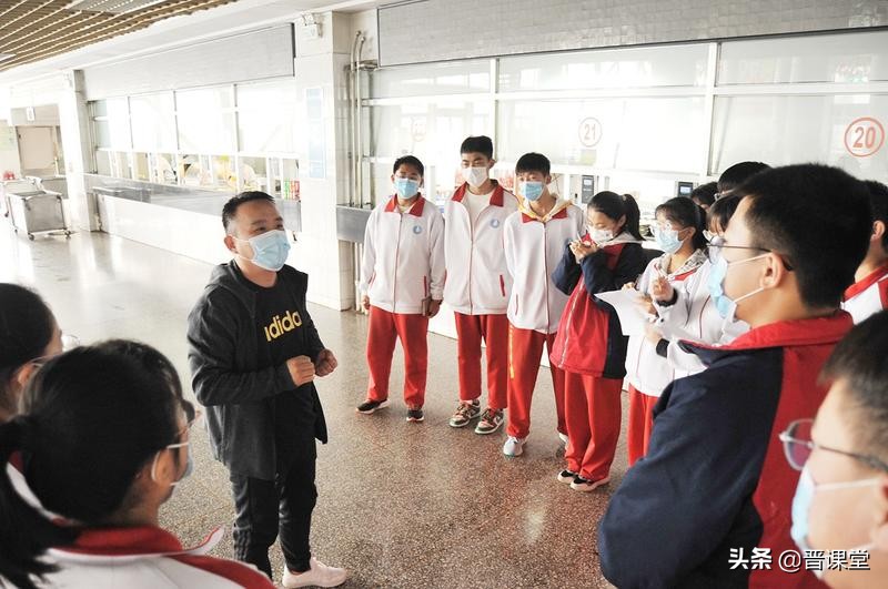 忻州十中后勤处组织学生参与食堂民主管理