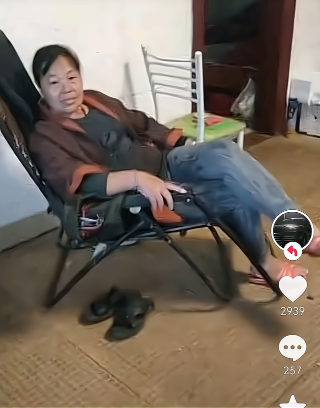 全红婵回家吃饭！哥哥在母亲节准备美食，妈妈翘二郎腿满脸期待