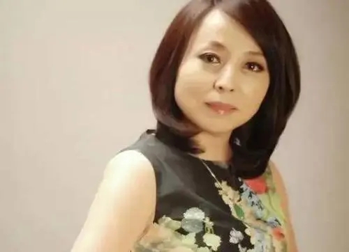河南41岁女老板恋上小19岁下属，50岁为其生下3胞胎，如今怎样？