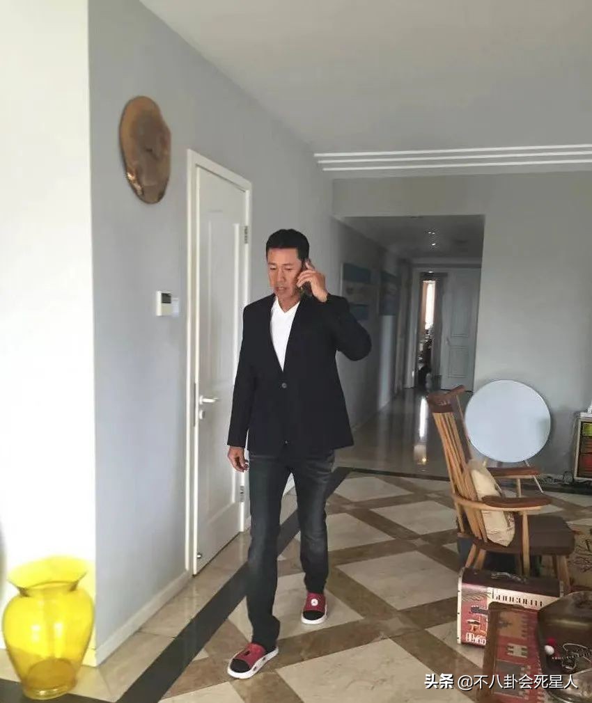 这8位内地戏骨，坐3百万豪车，住上亿四合院，个个是真富豪