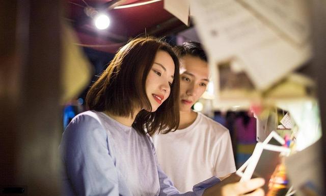 大学生在宿舍做手工铃兰花送女友，精致美观，网友：别人家的男友