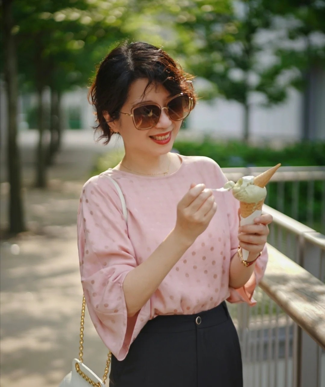 40岁的女人怎么穿才显年轻(40岁的女人怎样穿显年轻)