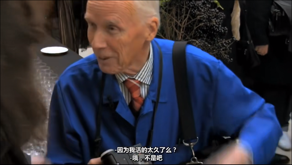 老头看到黑丝狂拍，却没人敢白眼！被封街拍之神的他，名震时尚圈