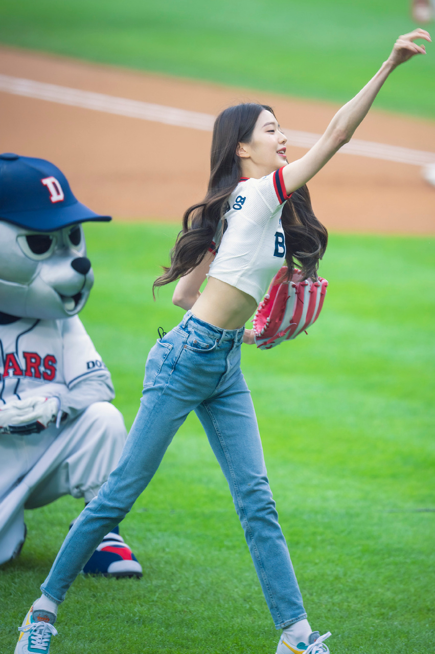 张元英为棒球联赛开球，18岁身材比例惊人？应该是P图夸张吧？