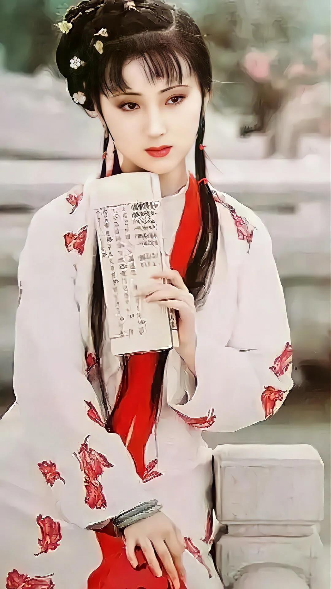 陈晓旭的林黛玉太美太经典了，她的一颦一笑，都已成为无法超越