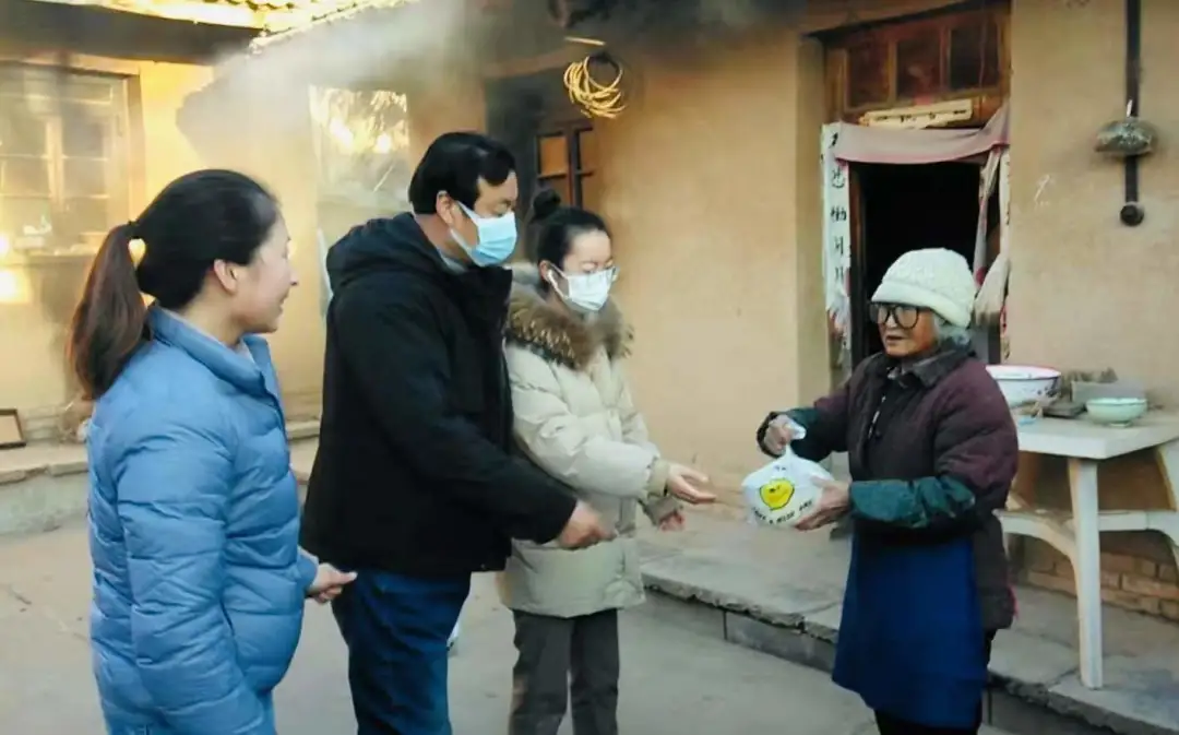 热腾腾的饺子送到了村民手里