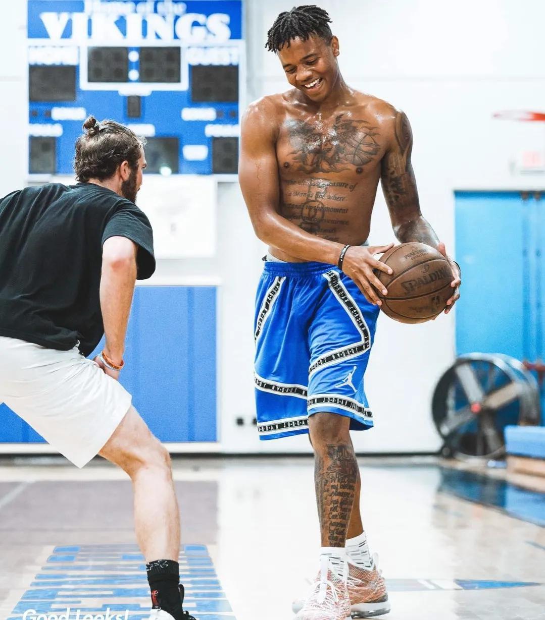 投篮大师为什么不能打nba(现役因投篮不准而备受折磨的十大球星，威少坑队友，西蒙斯被炮轰)