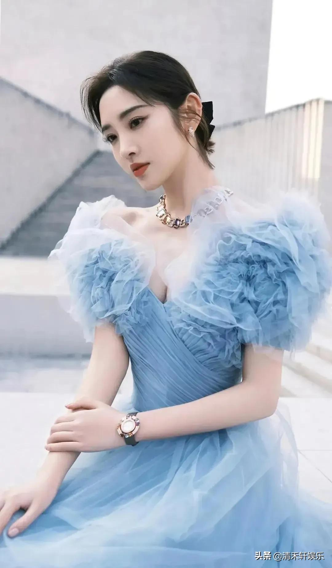 唐艺昕不论短发还是长发，都巨好看。像是画中走出来的美女一样