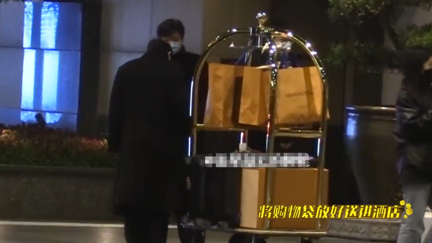 迪丽热巴不修边幅逛商场,手里提满奢侈品,边走边掏耳朵不顾形象