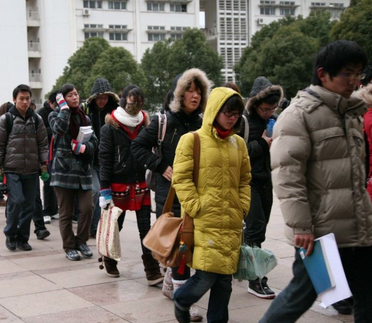 河南二胎宝妈去考研，家人的打气横幅“不一般”，催三胎可还行