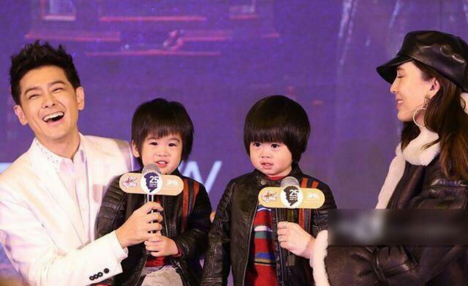 林志颖回母校庆祝出道30周年，学弟学妹们伴舞，站满楼道人气超高