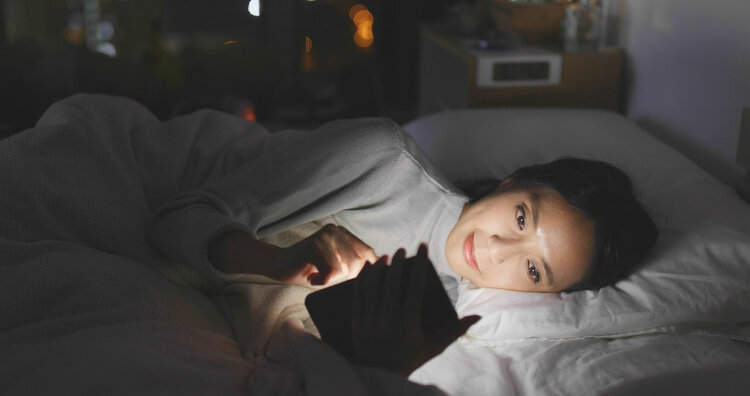 睡前玩手机的十大危害：影响睡眠、损伤视力、扰乱生物钟等
