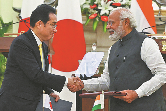 美国挖好了大坑，等着中国还有印度掉进去！我们要小心