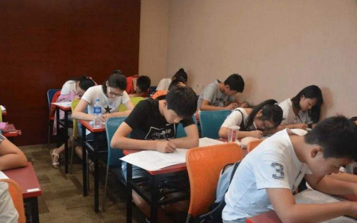 到了高三后半段才明白，补课和不补课的差距，幸好自己选对了