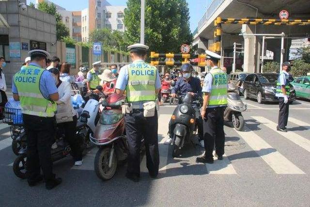 C1駕駛證不能駕駛4類車輛，包括摩托車，查到會被扣12分罰2000元
