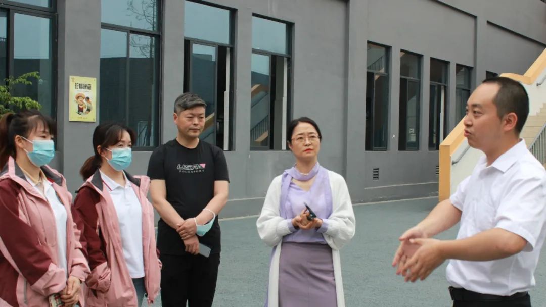 新兴中学和附小承办并开展“携手青春，微笑向阳”心理健康活动