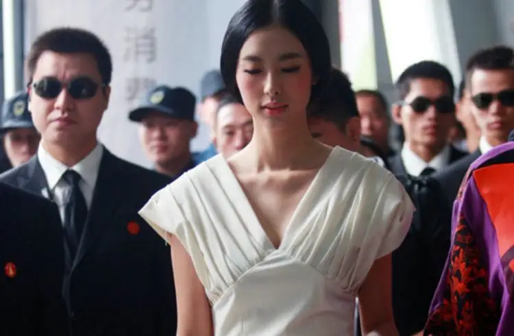 当代“武则天”谢才萍：黑帮女老大，同时包养16名男子，只为享乐