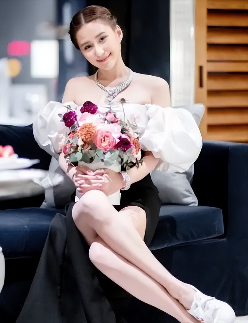 窦骁女友赌王千金何超莲称自己有罪，有钱是原罪，买东西价格更高