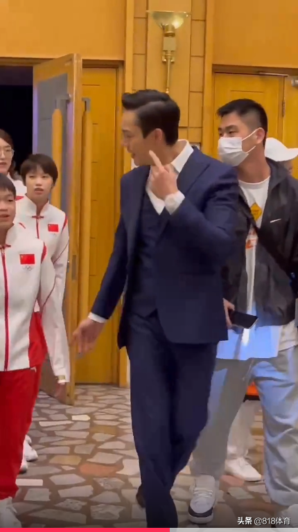 陈伟霆:全红婵是团宠大家很疼她,聊着聊着走错了方向被师姐叫回去