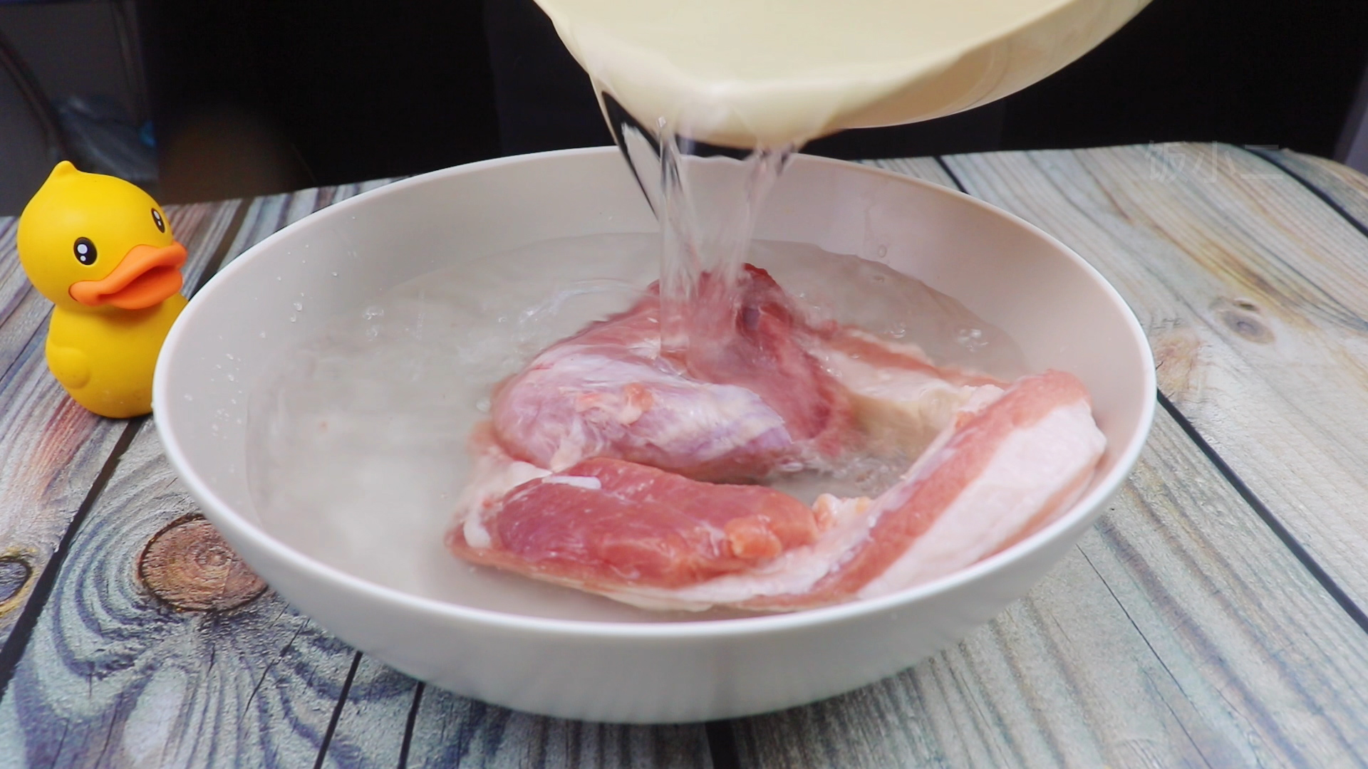 “蜜汁叉烧肉”的正宗做法，不烤箱不油炸，一撕马上爆出蜜汁