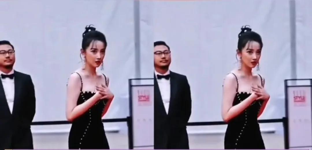 被闪光灯逼退的女星