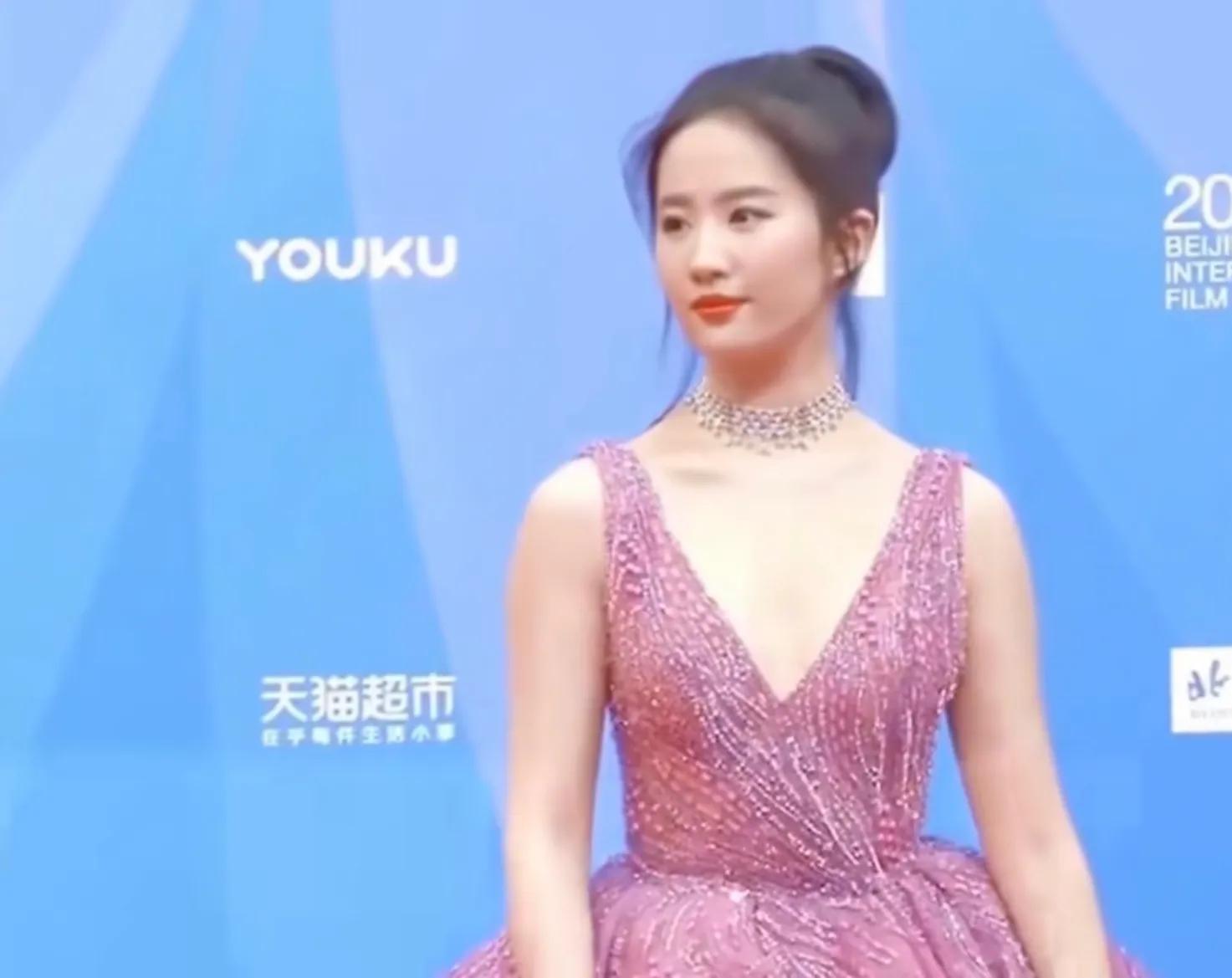 34岁的刘亦菲到底有多美，看呆台下一众明星