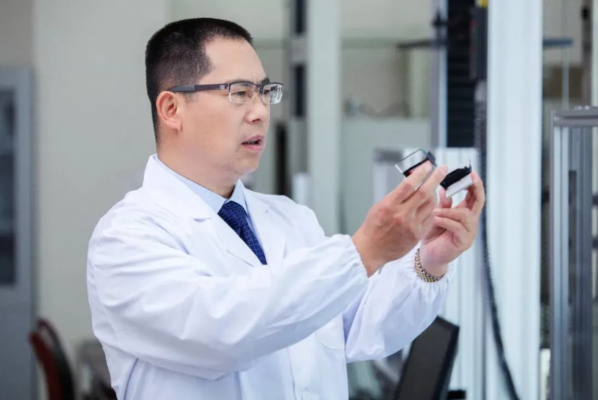 从河南农村走出，他17岁考上兰州大学，如今是名企董事长，公司市值近百亿！