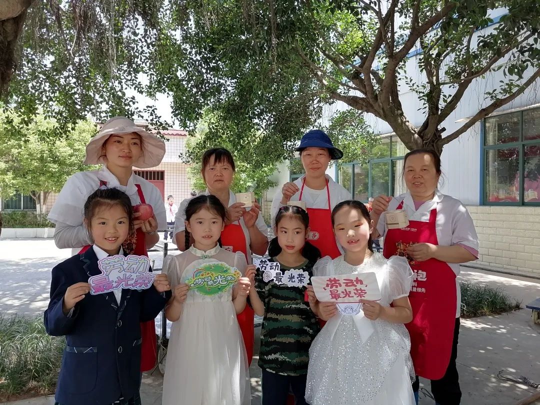 南湖小学一年级结合学生实际情况开展丰富多彩的劳动教育实践活动