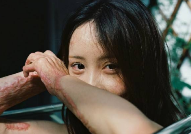 10年前，为了爱情不择手段的官二代，当街泼汽油报复16岁少女周岩