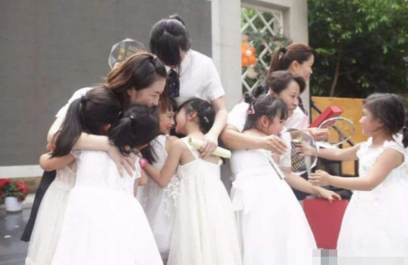 小学老师在校办婚礼，家长统一随礼600元，老师的态度让家长愣住