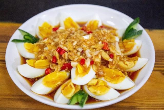 也非常丰富,但白煮鸡蛋吃起来有点噎人,接下来把美味的蒜泥鸡蛋做法