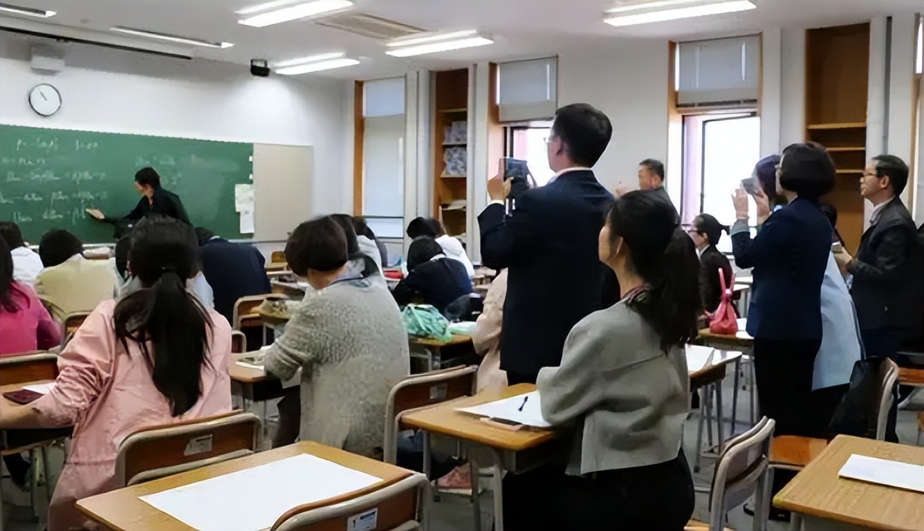 三名老师“盯上”校长种的草莓，偷吃过程不断反转，结局笑翻众人