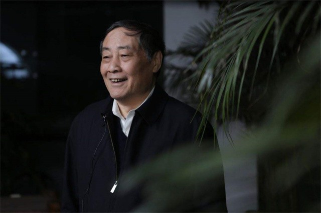 每年赚上亿利息，却穿廉价衣服舍不得坐飞机，首富请他吃饭都不去