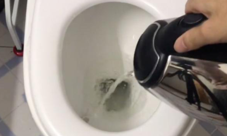 入住酒店時，為什么要燒開水倒進馬桶？資深導游：照做就對了
