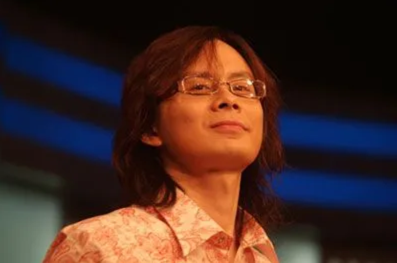 “那坟前开满丁香花”，20年前爆红的《丁香花》，唱的亡者是谁？