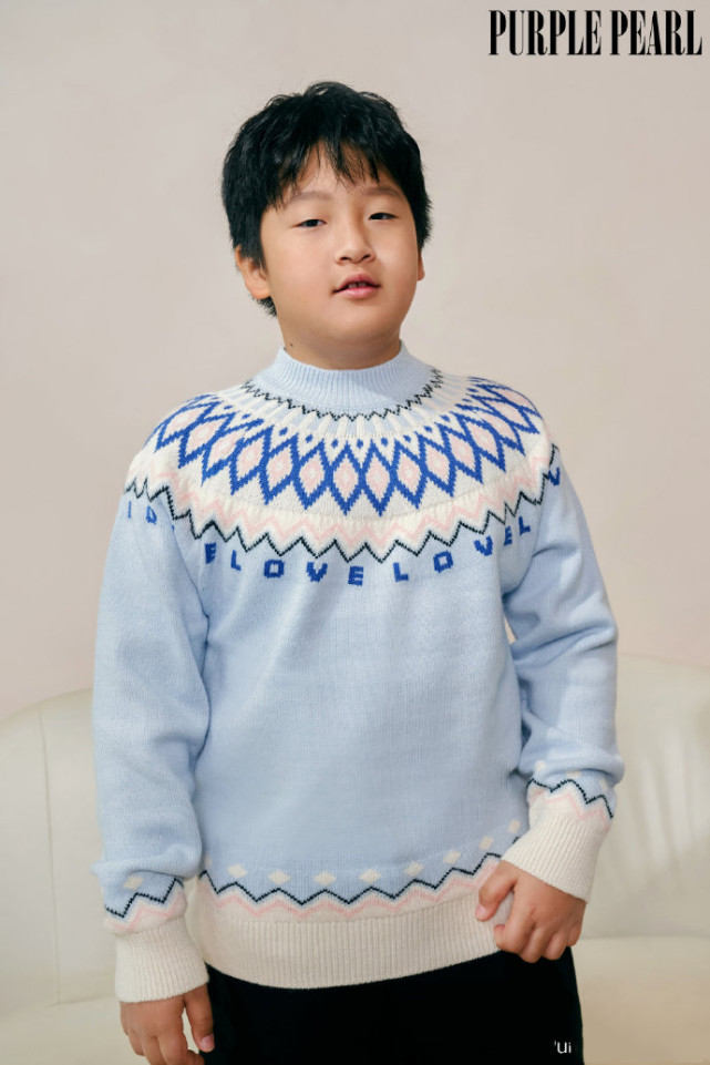 邹市明冉莹颖拍全家福写真，三个儿子暴风长大，轩轩体格赶超爸爸