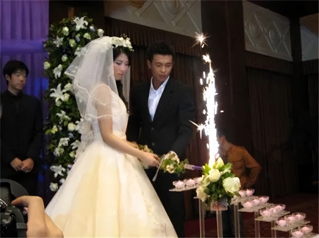 前国脚徐亮28岁落选国家队，退役后当网红，流泪哭诉“混得很差”