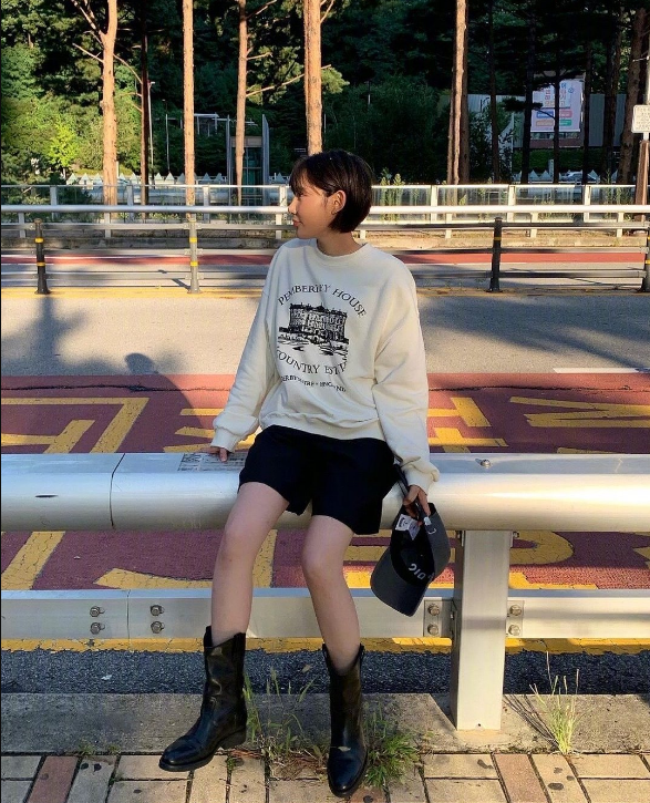 可盐可甜的短发女生照样性感和可爱 穿搭风格简简单单