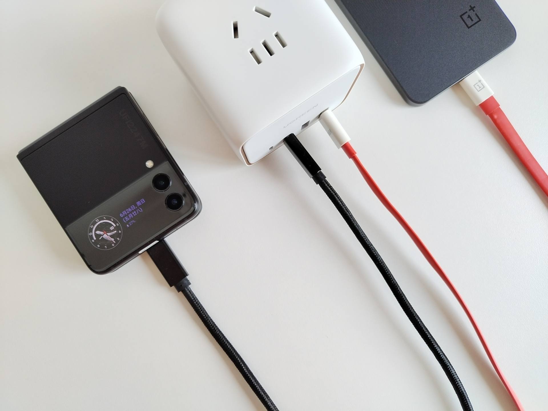 电子设备多，桌面杂乱无章，数码博主用绿联65W智充魔盒轻松搞定