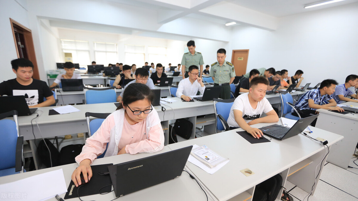 孩子想去当兵，是选择定向士官还是考士官学校？要考虑这几点