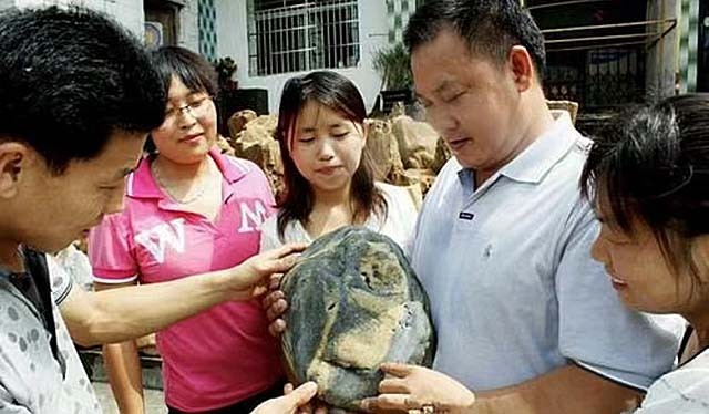 15年山东男子捡到熊猫奇石，有人出价百万也不卖，专家估值1.5亿