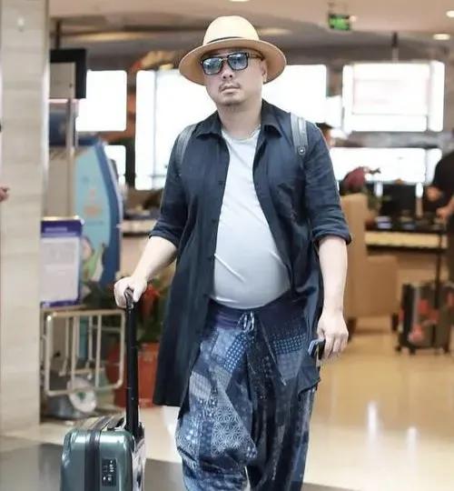 但是发福的身材和圆溜溜的啤酒肚始终代表着他油腻大叔的形象